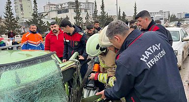 Minibüsle çarpışan otomobil hurdaya döndü: 1'i ağır 5 yaralı