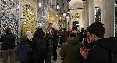 Miraç Kandili'nde vatandaşlar Eyüpsultan Camii'ne akın etti