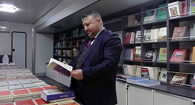 Mobil kitap mağazasına vatandaşlardan yoğun ilgi