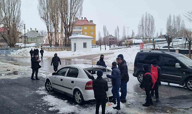 Muş'ta çatıdan düşen kar kütlesi otomobilde hasara yol açtı
