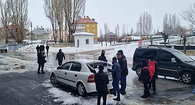 Muş'ta çatıdan düşen kar kütlesi otomobilde hasara yol açtı