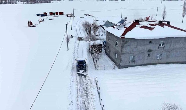 Muş'ta muhtarın gönüllü kar mesaisi takdir topladı