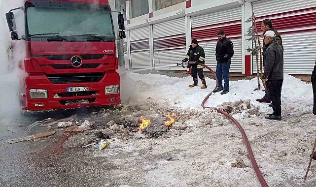 Muş'ta park halindeki tırda yangın