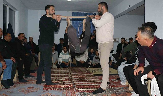 Onlarca köylü bir araya geldi, geleneksel orta oyunları kahkahaya boğdu
