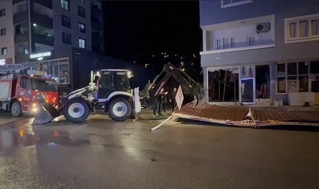 Osmaniye'de şiddetli rüzgar sundurma çatısını yerinden söktü