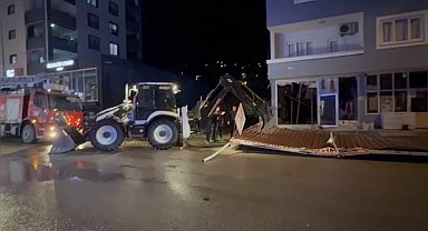 Osmaniye'de şiddetli rüzgar sundurma çatısını yerinden söktü