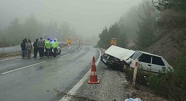 Otobüs ile Tofaş otomobil çarpıştı