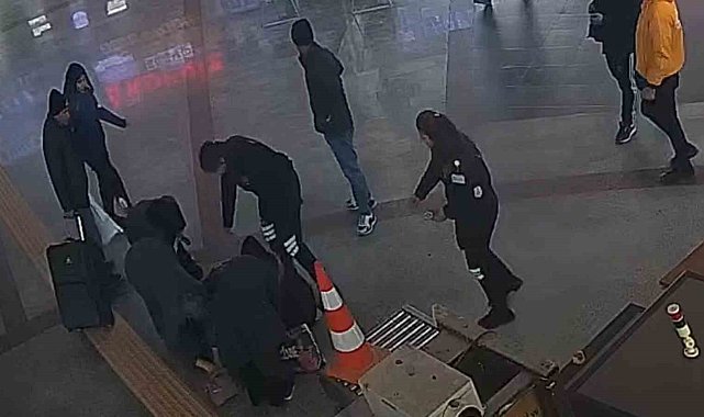 Otogarda bir anda yere yığılan kadına güvenlikten hayat kurtaran müdahale