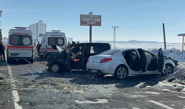 Otomobil ile hafif ticari araç çarpıştı: 12 yaralı