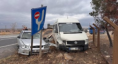 Otomobil ile minibüs çarpıştı: 7 yaralı
