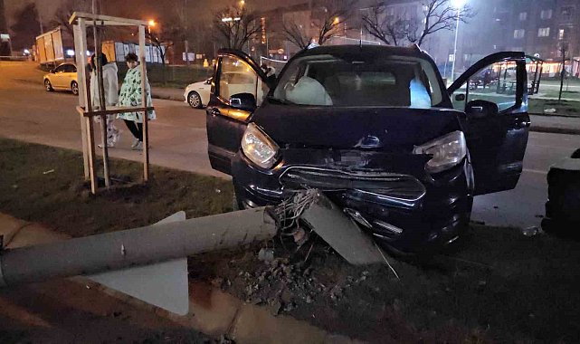 Otomobil refüje çıktı: Kaza anı kamerada