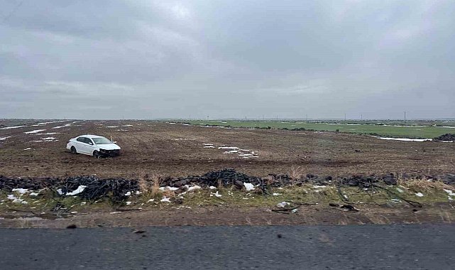 Otomobil tarlaya yuvarlandı, sürücü kazayı yara almadan atlattı
