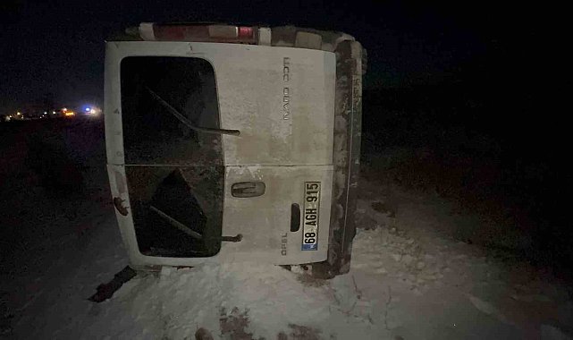 Otomobille çarpışan minibüs şarampole takla attı: 2 yaralı