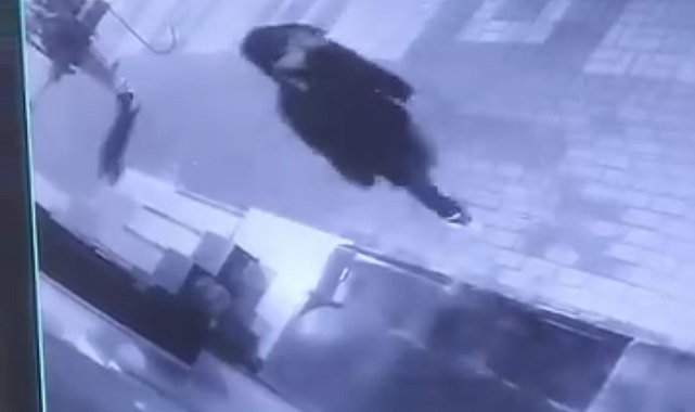 Otomobillerin aynalarını kırıp camlarını yumrukladılar, hiçbir şey olmamış gibi gittiler