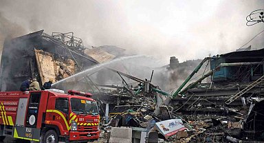 Pakistan'da AVM yangınında can pazarı: Alevlerden kaçarken metrelerce yüksekten yere çakıldı