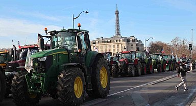 Paris'te çiftçilerden 350'den fazla traktörle AB-Mercosur anlaşmasına protesto