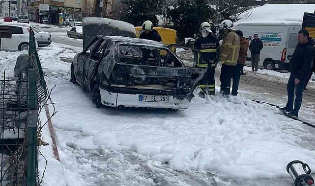 Park halindeki otomobil alev alev yandı