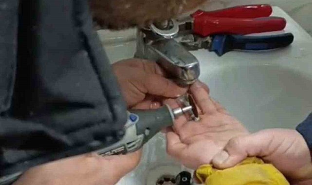 Parmağını metal paraya sıkıştırdı, itfaiye ekiplerince kurtarıldı
