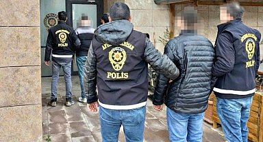 Polis hapis cezalarıyla aranan 2 kişiyi yakaladı