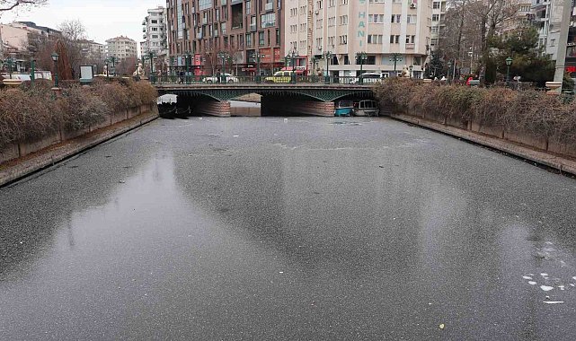Porsuk Çayı'nın buz tutan yüzeyi çöple kaplanmaya başladı