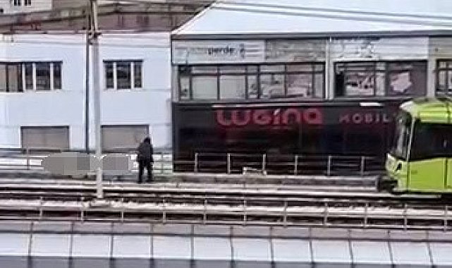 Rüzgarın kopardığı tabela metro hattına düştü