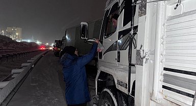 Şahbaz Derneği kar yağışında yolda kalan vatandaşların yanında