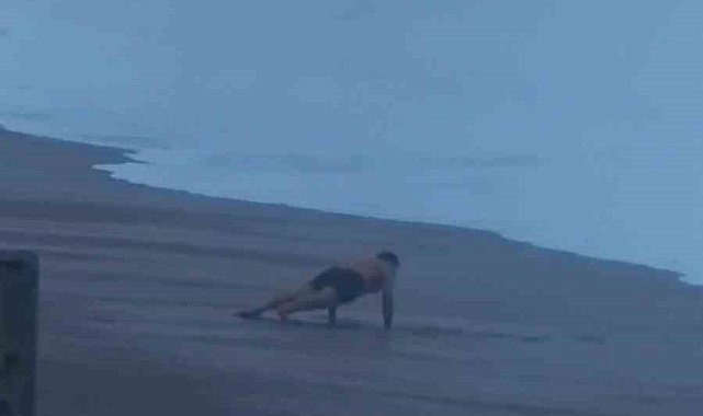 Sahilde şınav çekti, 2 metrelik dalgaları görünce koşarak kaçtı