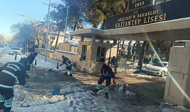 Şahinbey Belediyesi okul etraflarını ve yollarını temizledi