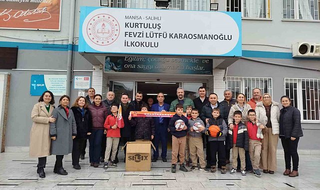 Salihli'de Galatasaraylı taraftarlardan eğitime spor malzemesi desteği