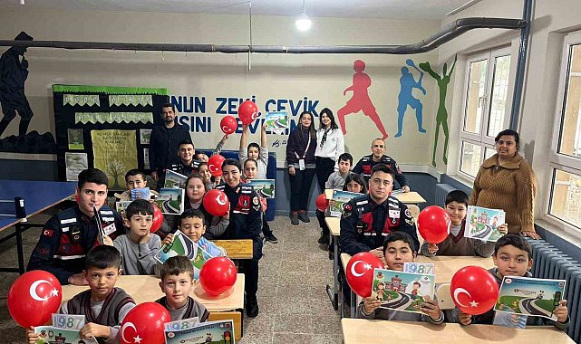 Salihli'de minik öğrenciler jandarmayı yakından tanıdı