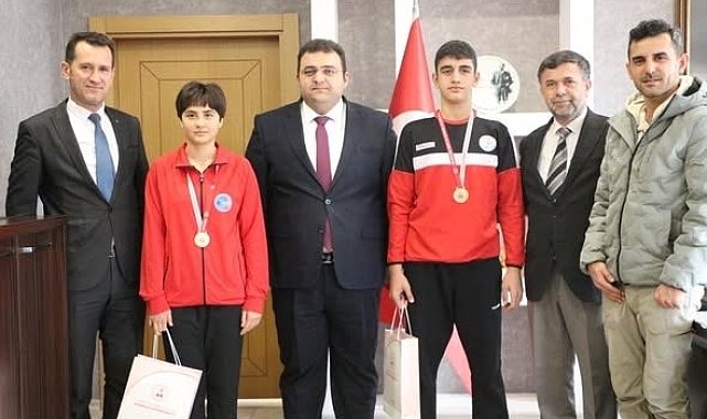 Şampiyon öğrencilere ödüller ve burs müjdesi