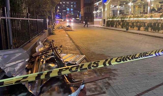 Samsun'da fırtına çatıları uçurdu, ağaçları devirdi