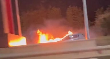 Sancaktepe'de otomobil alev alev yandı