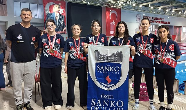 SANKO Okulları genç kız yüzme takımı, bölge şampiyonu oldu