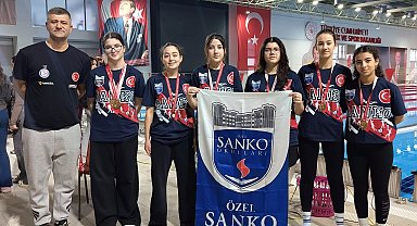 SANKO Okulları genç kız yüzme takımı, bölge şampiyonu oldu