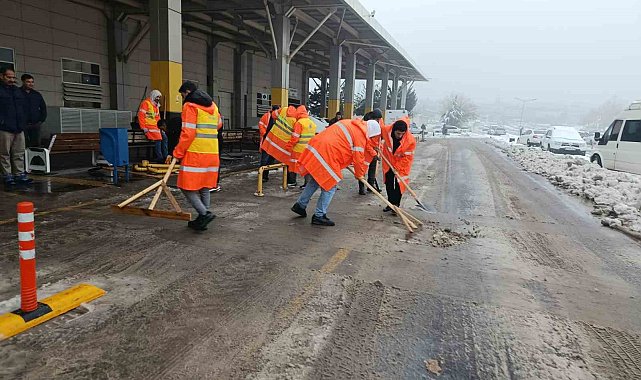 Şanlıurfa'da kar temizliği sürüyor