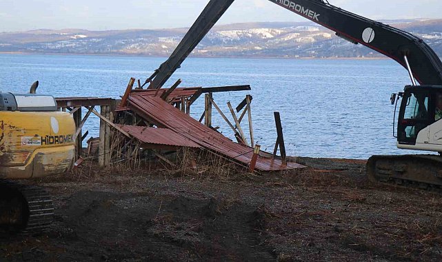 Sapanca gölü kıyısında kaçak yapıların yıkımına başlandı