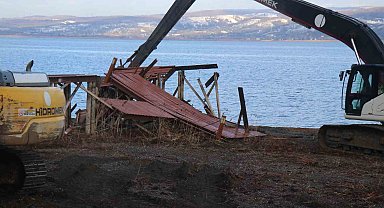 Sapanca gölü kıyısında kaçak yapıların yıkımına başlandı