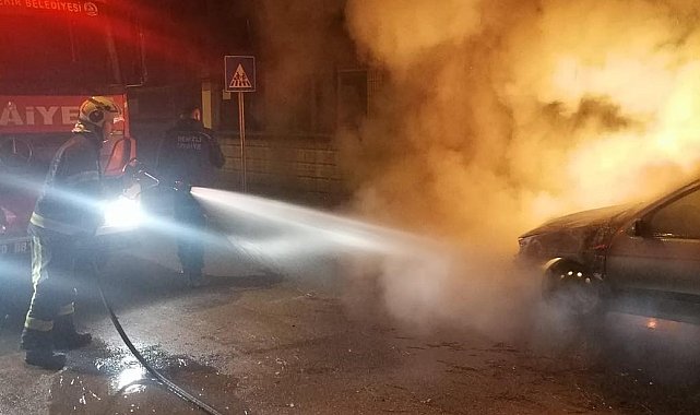 Sarayköy'de park halindeki otomobil alevlere teslim oldu