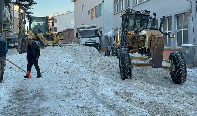Sarıkamış'ta kar seferberliği: İlçe merkezinden 600 kamyon kar taşındı
