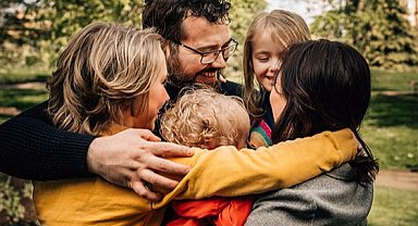 Sarılma, yalnız hissetmeyi azaltır!