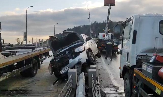 Sarıyer'de otomobil aydınlatma direğine çarptı