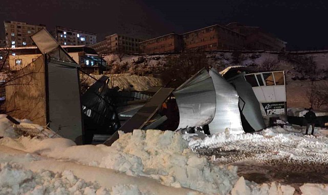 Sason'da yoğun kar yağışı nedeniyle iş yerinin çatısı çöktü