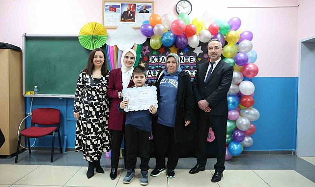 Şehidin oğlu ilk karnesini Bakan Göktaş'ın elinden aldı