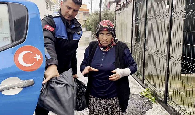 Sel riskine karşı sahada olan zabıta ekipleri vatandaşa yardım etti