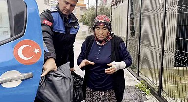 Sel riskine karşı sahada olan zabıta ekipleri vatandaşa yardım etti