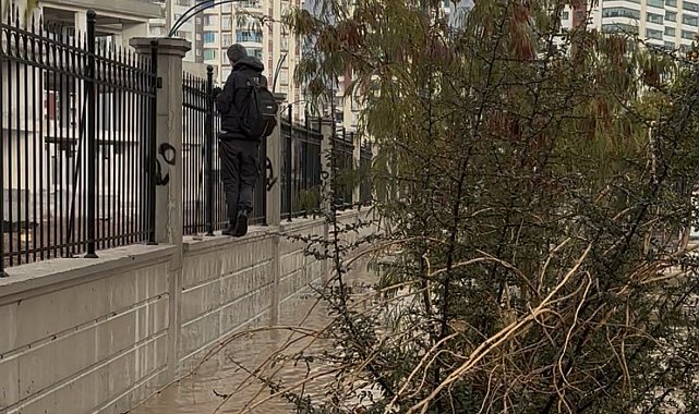 Selde kaldırım kayboldu, hastane duvarından yürüyerek geçti