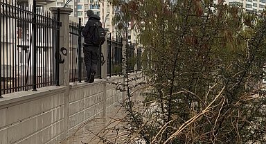 Selde kaldırım kayboldu, hastane duvarından yürüyerek geçti