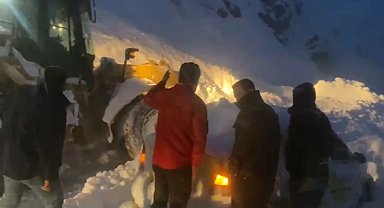 Şemdinli'de çığ altında can pazarı: Karayolları ekipleri zamanla yarışarak 3 kişiyi kurtardı