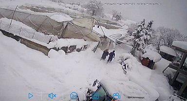 Seraların çökme anı kamerada: Kar altında kaldı, komşularının yardımıyla kurtarıldı